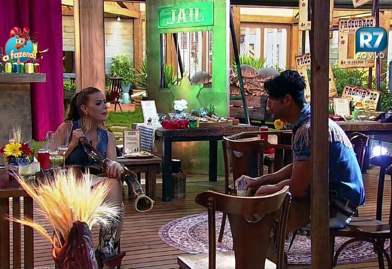 Por falar em festa, Marcelo sempre
curtia e aproveitava para descontrair bastante e fugir um pouco de toda a
tensão do jogo

+ "Eu prefiro esquecer a Mara como jogadora", diz Douglas sobre ex-peoa de A Fazenda
+ Peões relembram trajetória de Amaral no reality e Rayanne afirma: "Ele é um cara muito iluminado"
+ Em atividade, Minerato fala sobre Thiago Servo: "Por mais que eu queira ele não vai sair da minha vida"

