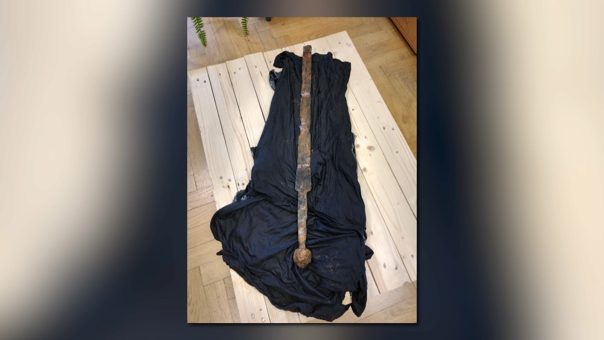 Pescador encontra espada do período medieval em rio na Polônia; veja imagens