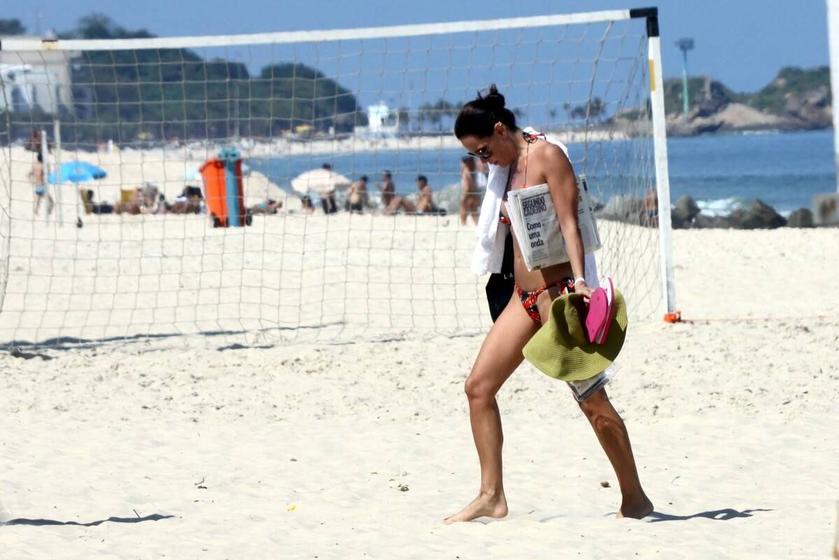 Carolina Ferraz tomou sol com o namorado