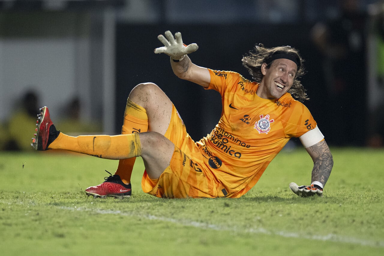 Toda a felicidade de Cássio com a vitória em São Januário