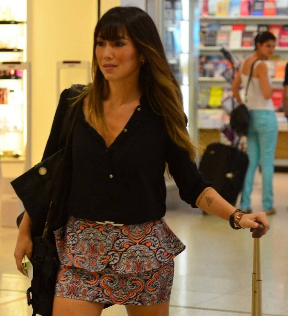 Dani Suzuki foi fotografada no aeroporto Santos Dumont, no Rio de Janeiro, nesta sexta-feira (27)