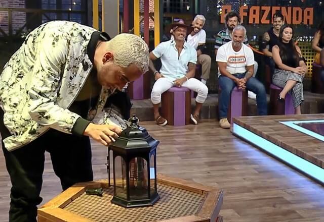 A oportunidade para Lucas sentir na pele, o que o amigo Lipe passou, não demorou para chegar. Ele foi o quarto peão vitorioso na Prova de Fogo. Lucas entregou o Poder Verde para Cartolouco. Segundo ele, seria um presente de aniversário. Mas, quando o jornalista abriu o papel e se deparou com o que estava escrito, tomou um susto: "O dono deste poder não vota e todo voto que receber terá peso 2". 

Quase ao final da noite, Lucas também leu o poder que escolheu para si, o Vermelho. Ele recebeu a responsabilidade de repassar todos os votos que qualquer peão havia recebido para outro participante. A escolha dele, novamente, foi Cartolouco. E você ? Gostaria de ganhar um presente de Lucas ?
