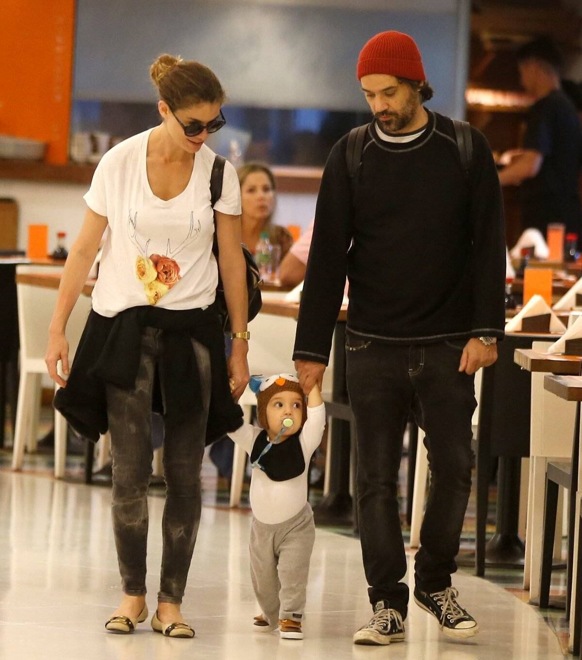 Momento raro para os fãs de Alinne Moraes. Um paparazzo fez fotos do filhinho da atriz, de um ano, no shopping. E ele já está andando!