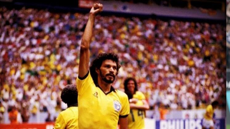 5 - Homenagem a Sócrates

O confronto entre a equipes terá uma homenagem a Sócrates, que morreu em dezembro de 2011, ex-jogador dos dois clubes, que completaria 70 anos na próxima terça-feira (19). A diretoria do Botafogo preparou algumas ações para a partida, como a estreia da camiseta em tributo ao jogador. Além disso, o clube vai nomear a rua Edgar Rodrigues, localizada no boulevard da Arena Nicnet, como Esplanada Doutor Sócrates. 

Fique ligado no Paulistão 2024 na RECORD, a partir das 21h30, nesta quarta-feira (14) você acompanha Botafogo-SP e Corinthians.
