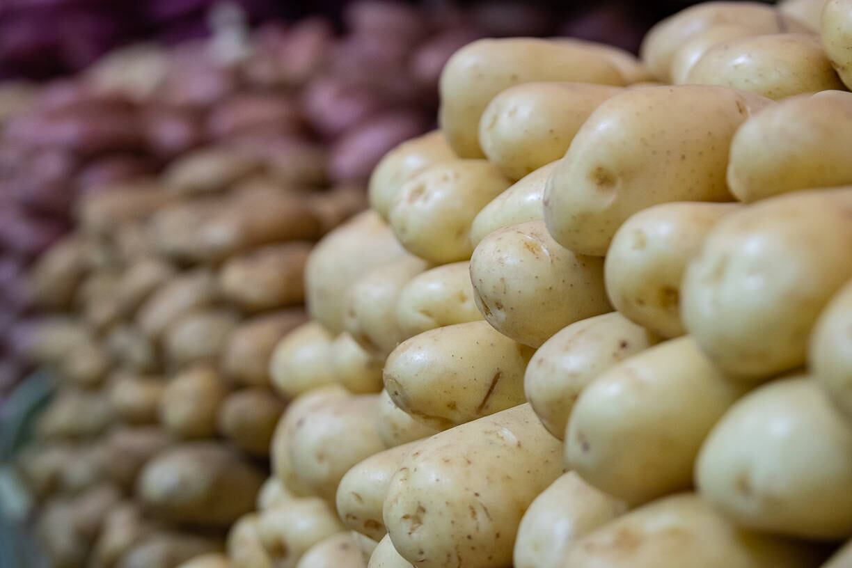 São Paulo, SP - 06.07.2022 - Sacolão - Sacolão da rua Caio Craco, zona oeste da cidade. Oferta de legume, verdura, frutas e hortaliças, tempero etc. Foto Edu Garcia/R7