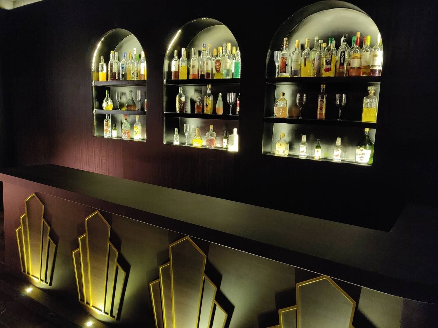 A recriação montou até um bar repleto de bebidas (apenas para se ver)