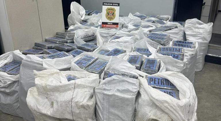 Droga estava escondida em um local coberto por tapumes