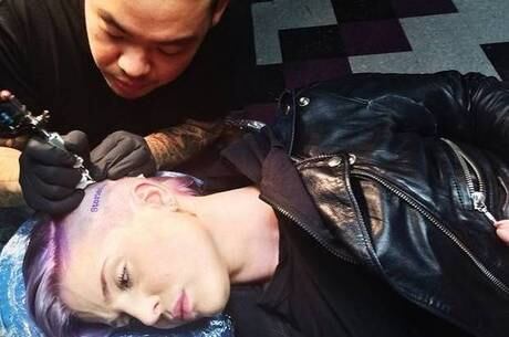 Kelly Osbourne tatua a cabeça