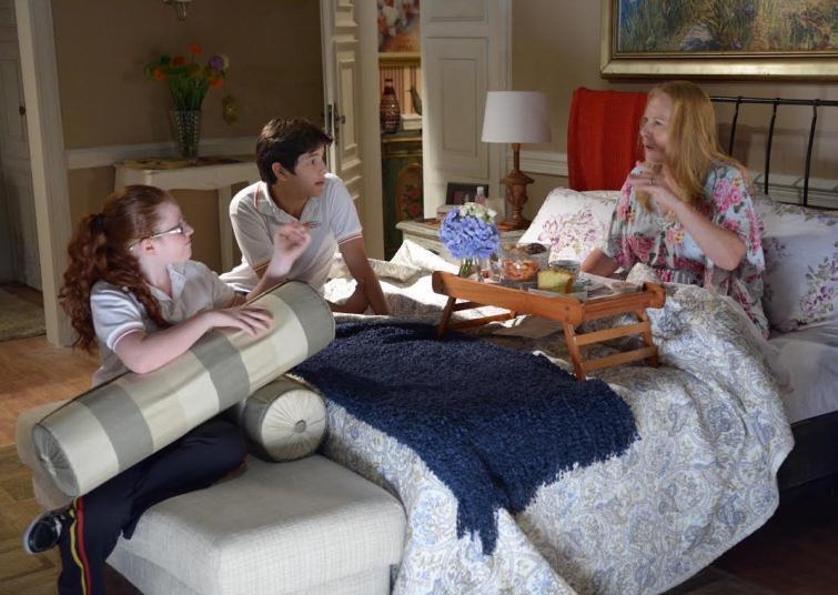 Os atores vivem, de fato, seus personagens e a busca por informações que enriqueçam seus papéis começa já antes das gravações. No caso de Lucinha Lins, leituras e filmes foram essenciais para entender o Alzheimer. 

─ Conversei com especialistas, vi todos os filmes que abordam a doença e li tudo o que pude. Porém, por mais que você estude, existe uma enorme diferença entre se informar e representar aquilo. Colhi o máximo de informações para interpretar com verdade, dando credibilidade à minha personagem

+ Elenco de Vitória apoia campanha de combate ao Parkinson
+ Mossoró e Bia têm noite romântica de amor
+ “Pedro morreu na hora certa”, diz Créo Kellab ao se despedir do público
