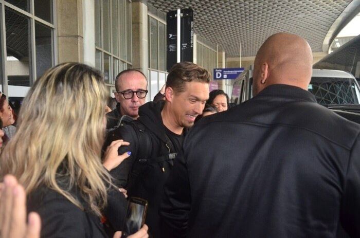 Isaac Hanson foi cercado na chagada ao Aeroporto Internacional do Rio de Janeiro 