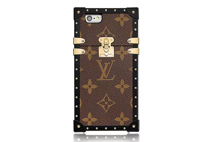 Dá para acreditar que essa capa protetora para o iPhone 7 da marca Louis Vuitton custa cerca de US$ 5,500 (cerca de R$ 17.500)? Exatamente, ela custa MUITO mais do que um iPhone 7, que é vendido no Brasil a partir de R$ 3.499. A coleção foi apresentada na semana passada e conta com detalhes em couro de crocodilo