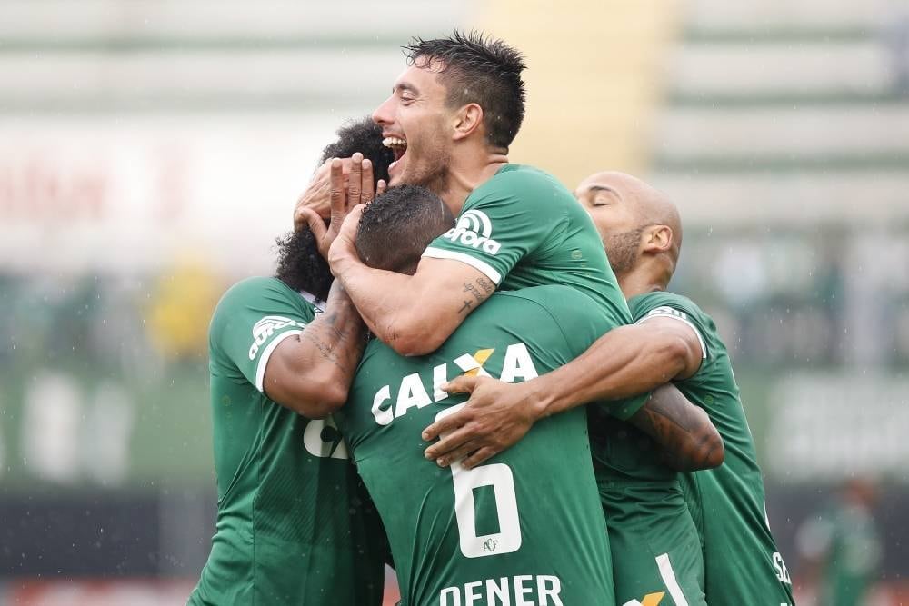 Alan Ruschel e seus companheiros comemorando gol da Chape