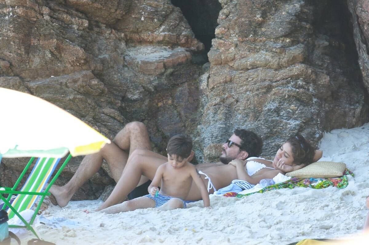 Houve também uma pausa de descanso para o casal, que deitou e curtiu o tempo quente
