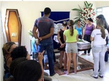 Famílias velaram corpos trocados e aguardam nova liberação nesta segunda-feira (12)
