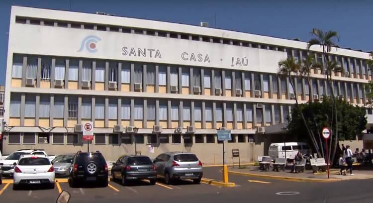 De acordo com o
delegado que conduz as investigações, Edson Maldonado, a motivação do crime é
ciúme. A suspeita foi indiciada por tentativa de homicídio. Apesar de a polícia
ter encontrado a responsável pelo crime, ela não ficou presa por causa da lei
eleitoral, que só permite a prisão de pessoas em flagrante cinco dias antes e
dois depois da eleição