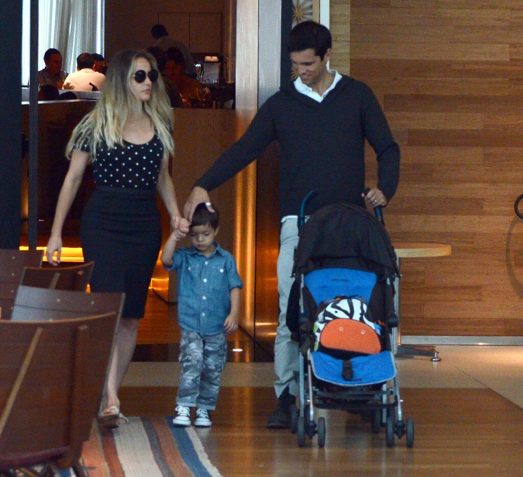 Juliana Silveira e seu marido João Vergara levaram o pequeno Bento para almoçar em um shopping do Rio de Janeiro, no domingo (9) 