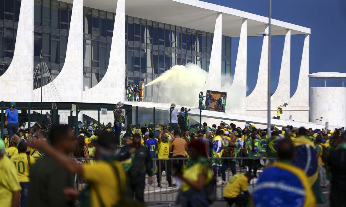 Extremistas durante invasão ao Palácio do Planalto