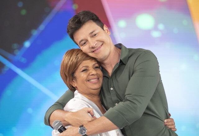 Não vai faltar animação no Hora do Faro deste domingo (29)! Isso porque o programa terá a participação da humorista Solange Damascena, que ficou conhecida como a Gaga de Ilhéus e Dança Gatinho em dose dupla!  A Gaga de Ilhéus viralizou  no YouTube após um vídeo em que reclama das condições da cidade baiana, se tornando um fenômeno na internet em 2007. Depois do viral, fez fama na TV com participações em programas de humor e viu sua carreira decolar. Porém, a situação mudou: hoje, mora de favor na casa dos pais de um amigo em Aracaju, Sergipe e, para conseguir sobreviver, faz pequenas apresentações em circos.  Para ajudá-la nesse momento difícil, o apresentador Rodrigo Faro armou uma grande surpresa para Solange, que o público confere neste domingo! 
 


