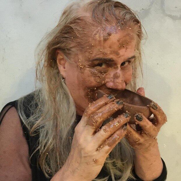 E quando chega a data, ela se lambuza toda