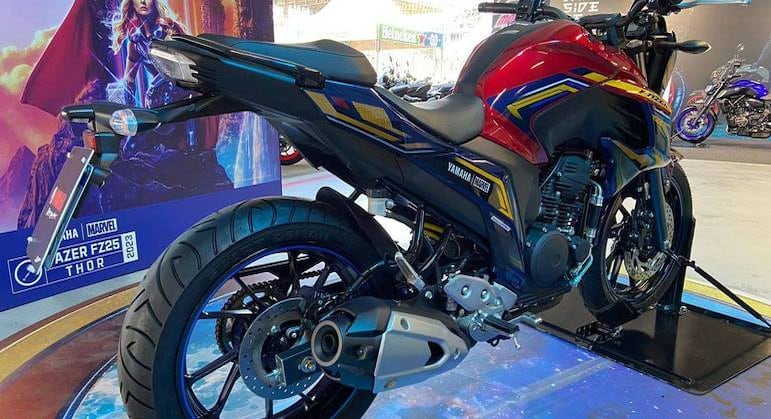 Também há detalhes como inscrições com raios e runas asgardianas