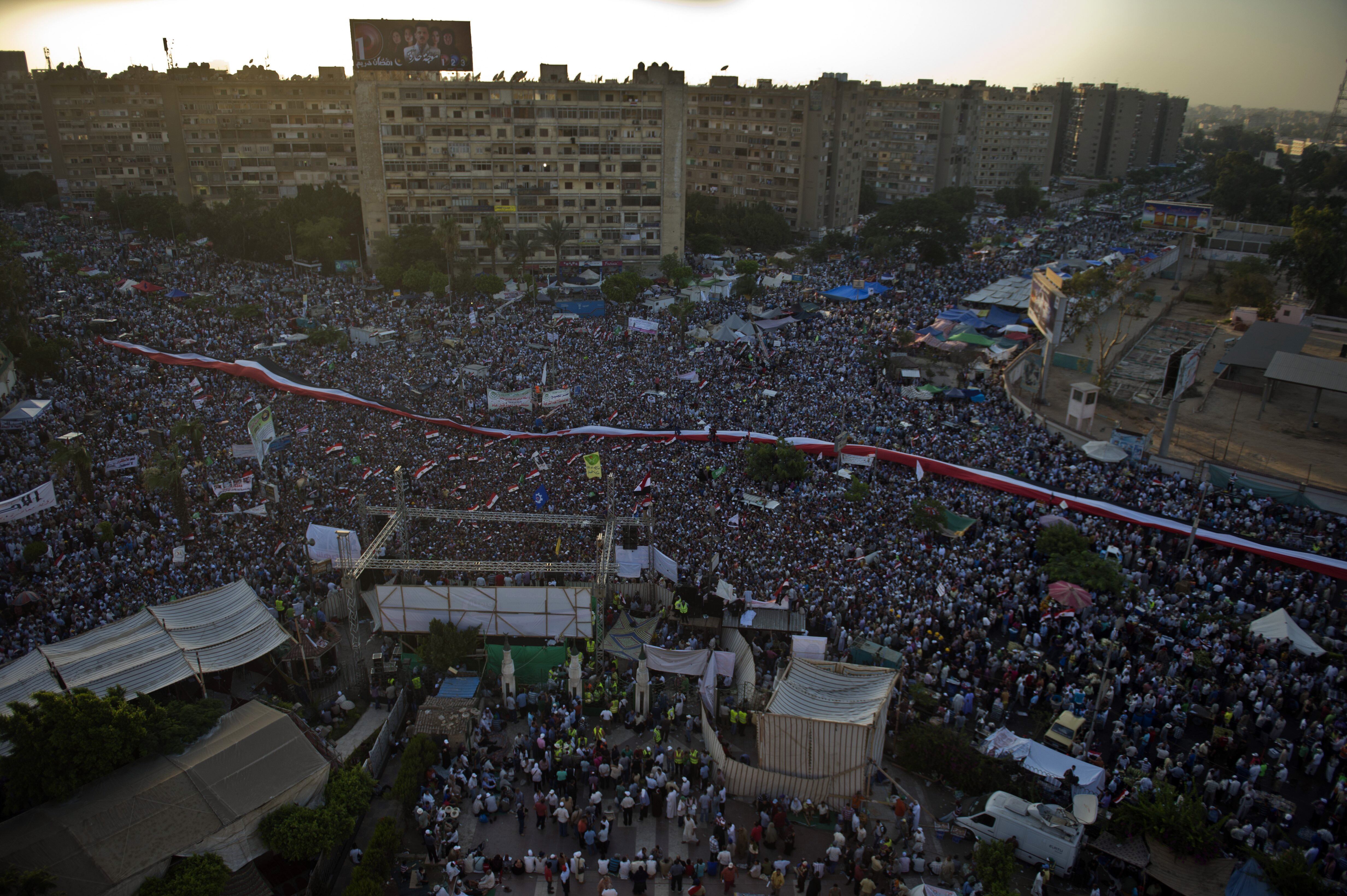 Manifestantes contrários e favoráveis ao governo de Mursi se enfrentaram também no centro de Cairo