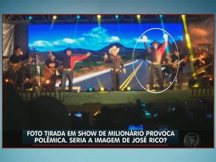 Já nessa fotografia tirada por um fã, um misterioso par de óculos aparece no rosto do dançarino. Vale lembrar que os óculos eram a principal marca de José Rico. É de arrepiar...
> Veja toda a programação da Record no R7 Play