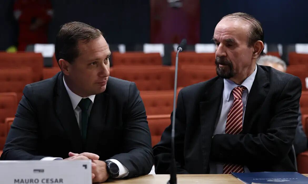 Mauro Cid e ex-assessor de Bolsonaro participam de acareação no STF