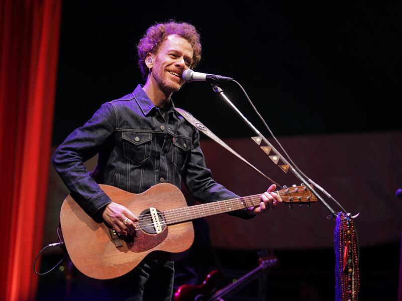 Repertório do show inclui canções como ‘Sou Dela’, ‘Relicário’, ‘As Coisas Tão Mais Lindas’, ‘All Star’ e ‘Do Seu Lado’