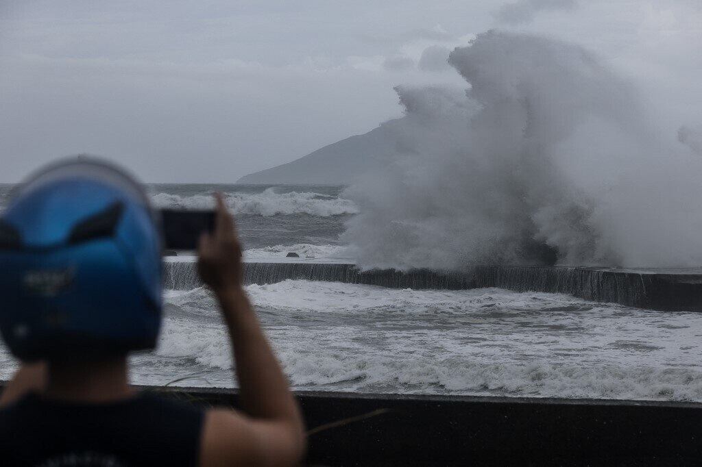 O tufão Haikui tocou o solo neste domingo (3) na região leste de Taiwan, com chuvas torrenciais e fortes ventos que deixaram milhares de residências sem energia elétrica, na primeira grande tempestade a atingir diretamente a ilha em quatro anos. As autoridades retiraram quase 7.000 moradores de casa por precaução, centenas de voos foram cancelados e os estabelecimentos comerciais receberam ordem para fechar as portas