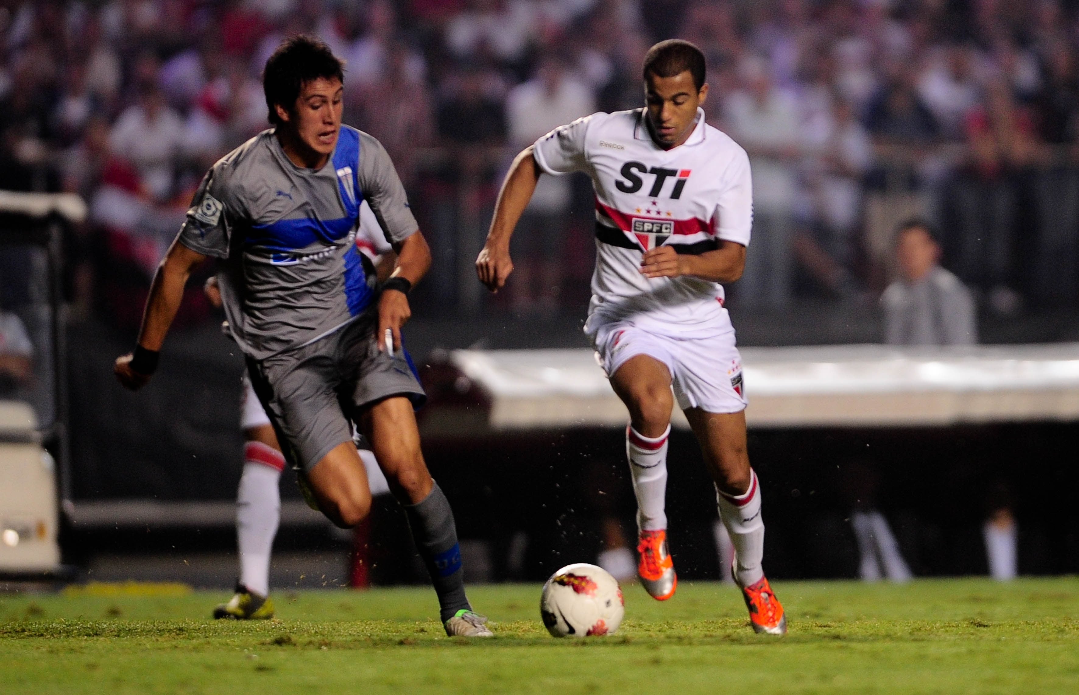 São Paulo e Universidad Catolica também se encontraram na semifinal da Sul-Americana de 2012 e o Tricolor avançou após dois empates por ter marcado um gol fora de casa. Lucas era o destaque da equipe