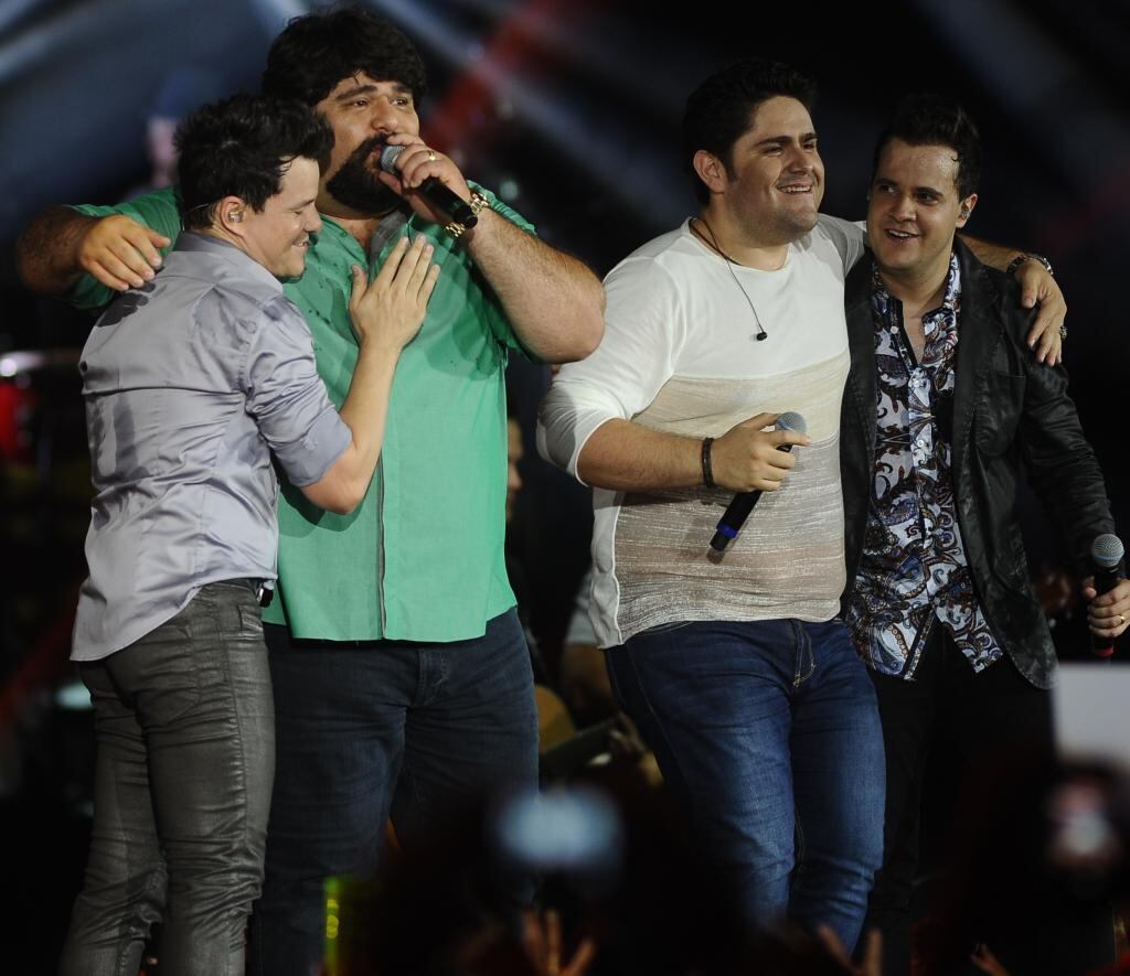 Quando surgiu por volta de 2007, o sertanejo
universitário fez muita gente torcer o nariz. Mas, foi passando o tempo, muita
dupla foi brotando e o movimento cresceu e virou uma onda que mudou muita coisa
não só no estilo caipira como na cultura brasileira.
Uma pesquisa
realizada este ano mostrou o que muita gente que curte a noite e ouve rádio já
sabia: o Brasil é sertanejo