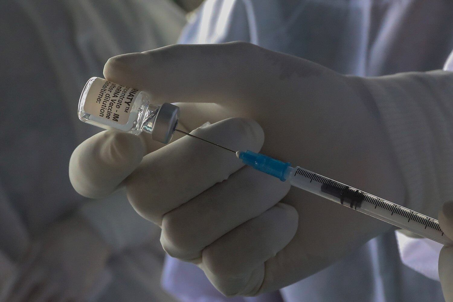 Colombo (Sri Lanka), 07/07/2021.- A health worker holds a vial of the Pfizer- BioNTech Comirnaty Covid-19 vaccine at a vaccine center in Colombo, Sri Lanka, 07 July 2021. Following approval by the World Health Organisation for Pfizer- BioNTech and Moderna vaccines to be administered as the second dose for those who have received Astra-Zeneca as the first dose, Sri Lanka is the third South Asian country to receive and begin the vaccination process. The Maldives and Bangladesh are the first and second countries respectively to receive this vaccine through the WHO'Äôs COVAX facility, according to the UNICEF. Sri Lanka is currently using Oxford AstraZeneca, China's Sinopharm, Russian Sputnik V, Covid -19 vaccines for the Vaccine rollout. Meanwhile, Sri Lanka is currently experiencing a serious shortage of Oxford AstraZeneca (Covishield) vaccine, to be given as a second dose. (Maldivas, Rusia, Niza) EFE/EPA/CHAMILA KARUNARATHNE