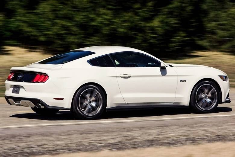 Para apimentar a performance, a Ford instalou na edição freios de alta performance da italiana Brembo. Já as rodas enormes de 19 polegadas usam pneus Pirelli P-Zero extra baixos (255/40 na dianteira, 275/40 na traseira)