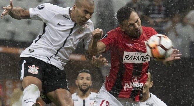 A cabeçada certeira de Sheik abriu o caminho para a vitória do Corinthians