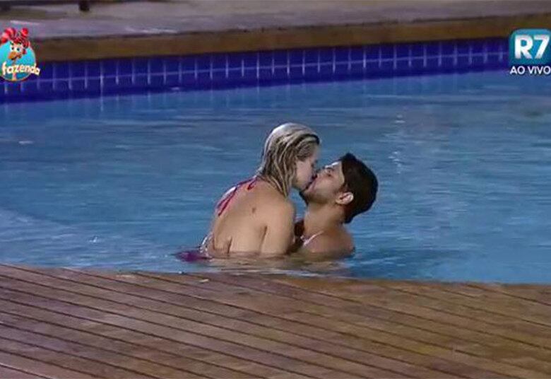 
Mesmo indicando Luka para a Roça, Bimbi
não conseguiu livrar Veridiana Freitas da Roça. Na última noite antes da
berlinda da loira, o casal se despediu com direito a piscina no meio da noite.
Veridiana não resistiu e foi mesmo eliminada na terceira semana de disputa

+ "Eu prefiro esquecer a Mara como jogadora", diz Douglas sobre ex-peoa de A Fazenda
+ Peões relembram trajetória de Amaral no reality e Rayanne afirma: "Ele é um cara muito iluminado"
+ Em atividade, Minerato fala sobre Thiago Servo: "Por mais que eu queira ele não vai sair da minha vida"

