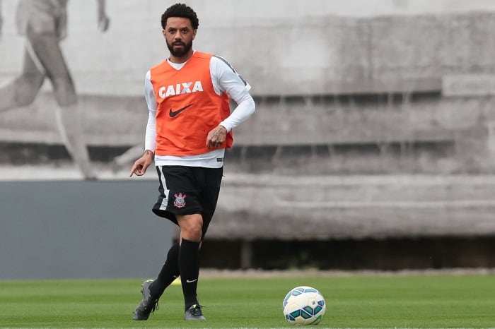 Jogadores que atuam no Brasil também perderam valor de
mercado. Encostado no Corinthians, Cristian foi de 6 para 2 milhões de euros
(cerca de R$ 8 milhões)