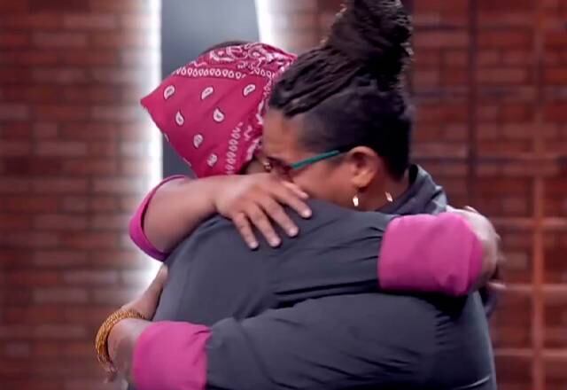 Faca de Ouro

Taty se emocionou ao receber grandes elogios no seu prato inspirado em uma receita de sua sogra! A chef fazia dupla com Maiara e juntas conquistaram a Faca de Ouro, garantindo imunidade na competição e uma vantagem no próximo Teste de Fogo!