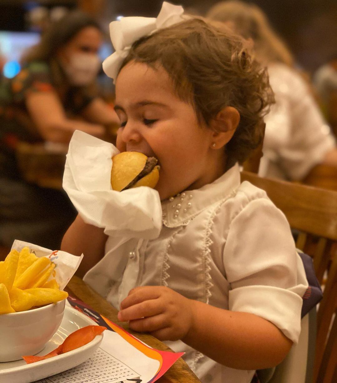 Maitê não abre mão de comer alguns lanchinhos