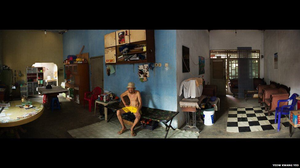 Yeow Kwang Yeo conheceu este senhor em sua casa, em um vilarejo nos arredores de Jacarta. "Ele morava nesta casa desde a infância e foi muito hospitaleiro. Tirei várias fotos e criei esta imagem panorâmica no Photoshop"