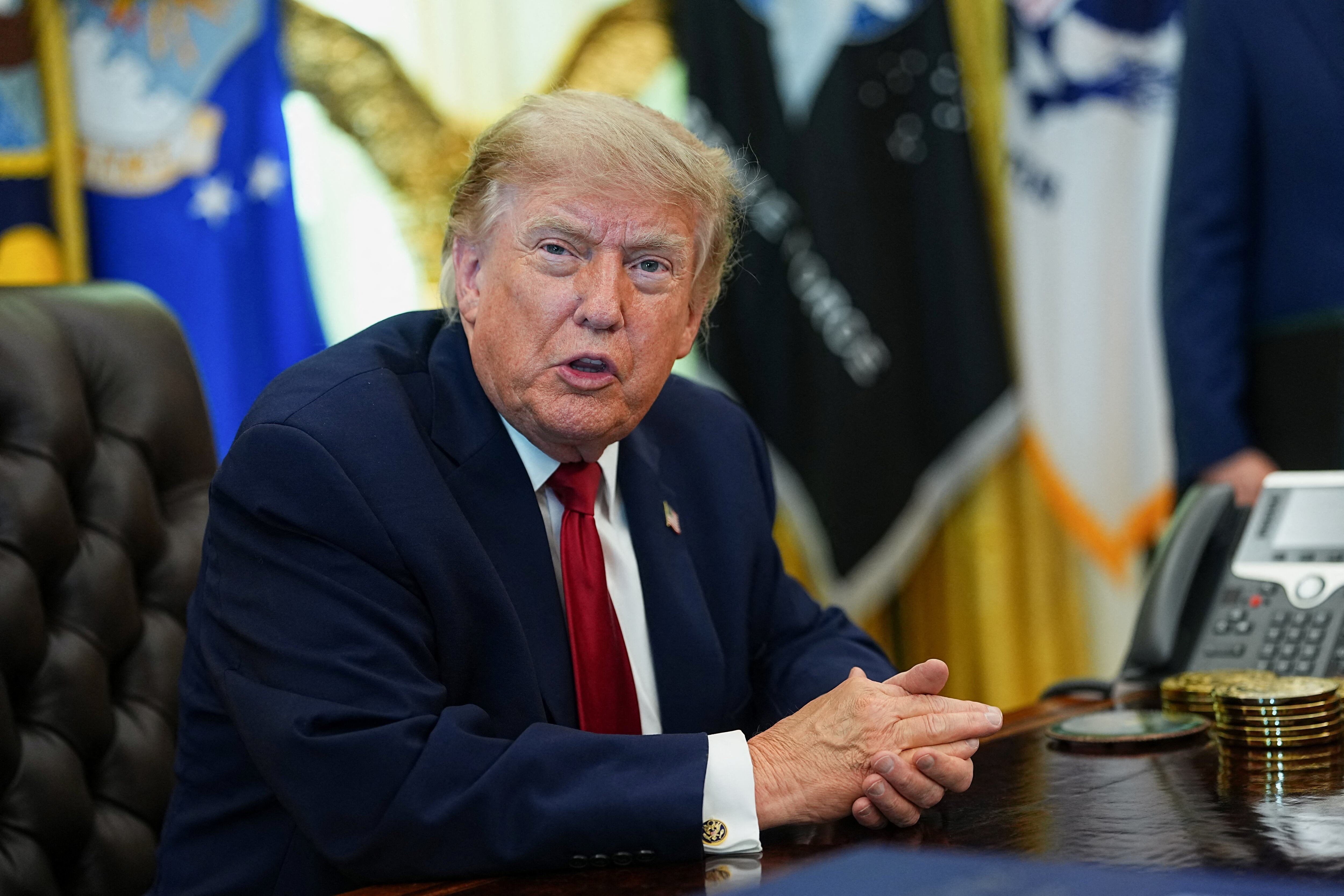 O presidente dos EUA, Donald Trump, assina decreto no Salão Oval da Casa Branca