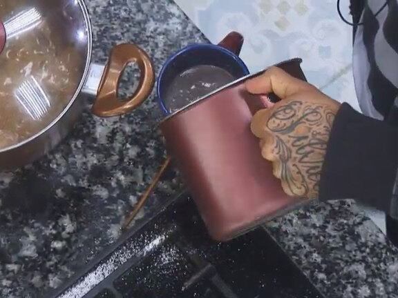 Depois de pronto, DH se serviu na mesma caneca que tinha usado para medir o leite antes de colocar para esquentar na panela


+ Sonhos Perfumados? Bruna Tang se arruma e passa desodorante para dormir cheirosa

+ "Tô cansada dessa vida de Maria. Não nasci pra isso!", reclama MC Brunninha após fazer a janta

+ Miss diz que quer brincar de alguma coisa e Marlos sugere: "Pega bumbum!"

+ Débora relembra o passado e faz revelações quentes: "Engordei 15 quilos, tentei me matar... Foi o pior ano!" 

+ Babi Rossi compara o ex, Olin Batista, com o peão Léo Rodriguez. Descubra o que ela disse! 

+ Marlos explica porque não vai votar mais em Helô: “Ela reconheceu que errou”

+ Que situação! Marlos tenta fazer exercício no quarto e rasga a bermuda

