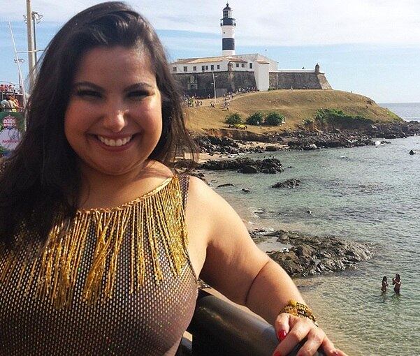 A atriz encerou o bate-boca
chamando a tal seguidora de grosseira.

 



— Morro quando for a hora,
gorda ou magra, mais saudável de corpo e alma, feliz como sou, e com a
consciência tranquila de ter passado coisas boas para as pessoas! E você vai
morrer também, viu? Nao se engane. Talvez mordendo a língua e intoxicada  com o próprio veneno... equivocada,  grosseira, narcisista, sozinha,
postando  festival de selfie... deve ser
uma ótima companhia.... rsrsrsrs