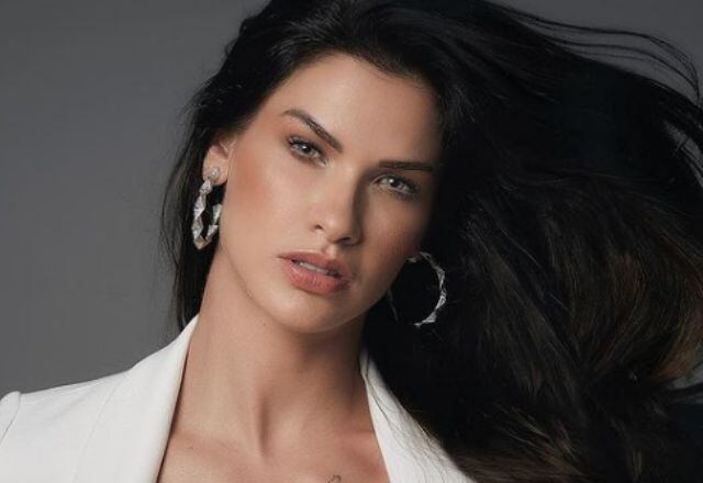 Andressa Suíta grava vídeo mostrando novo objeto de decoração 
A modelo teve uma grande surpresa ao ir até a casa do ex-marido, Gusttavo Lima. O cantor colocou no meio da sala uma Ferrari. Andressa gravou um vídeo mostrando a decoração.