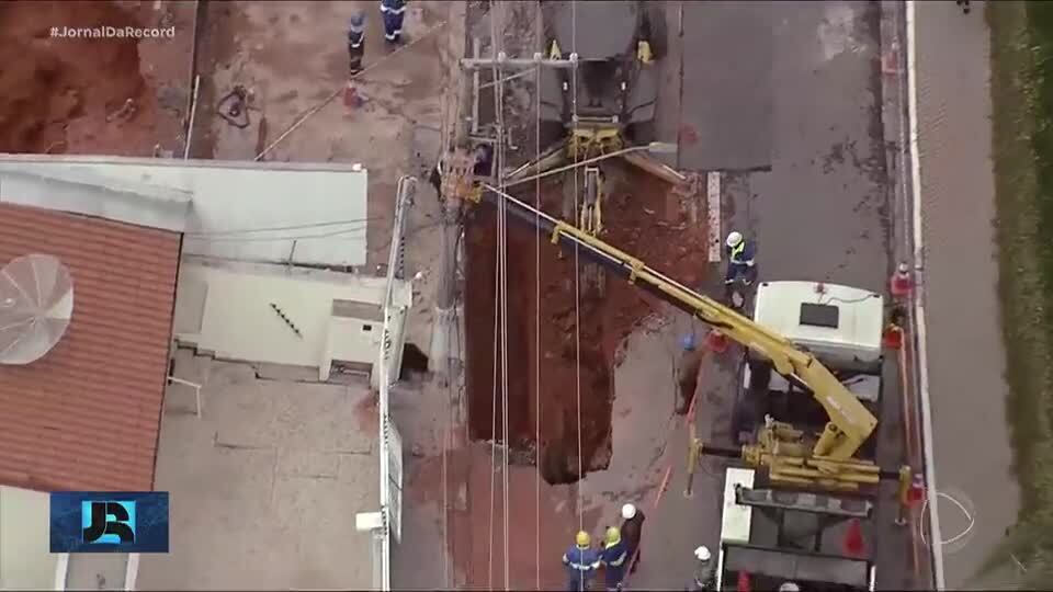 Rompimento de adutora em frente a obra faz imóvel ser inundado por rio de lama em SP