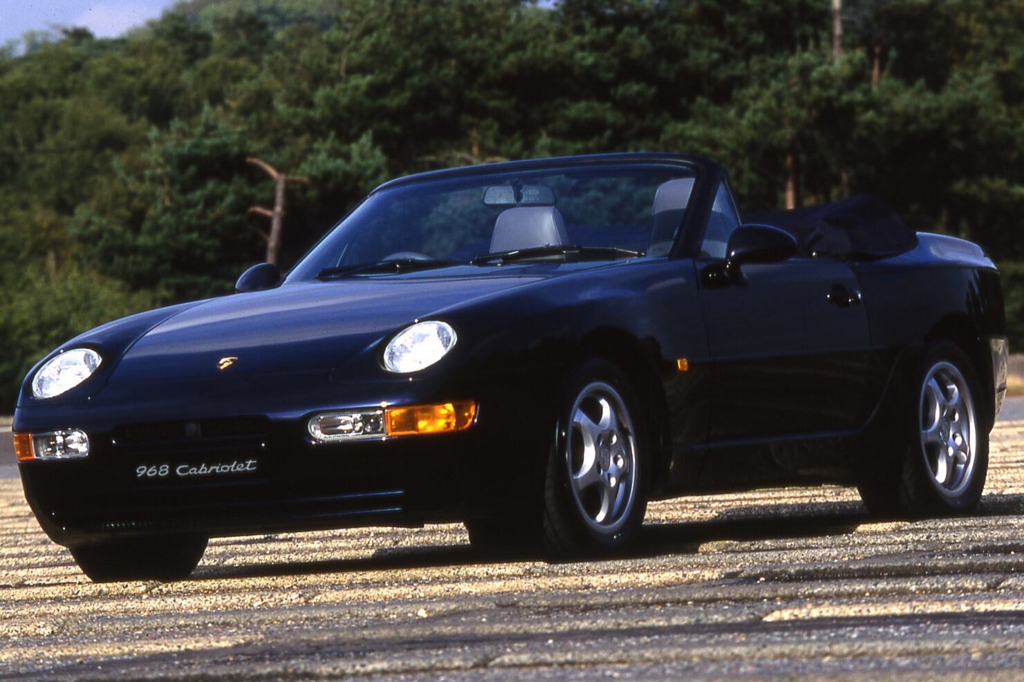 Pagar R$ 49,5 mil num carro com quase vinte anos de uso soa absurdo. Mas e se o modelo for um Porsche 968 conversível? Raríssimo, o esportivo alemão pode ser encontrado por valores inferiores ao do clássico 911

