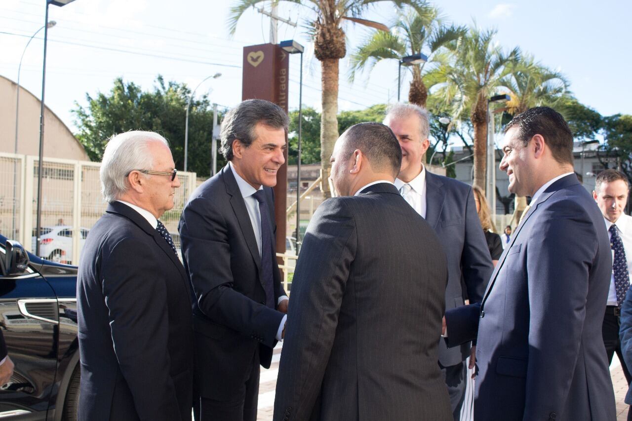 O governador do Paraná, Beto Richa (segundo à esquerda), esteve presente na reunião das 18h