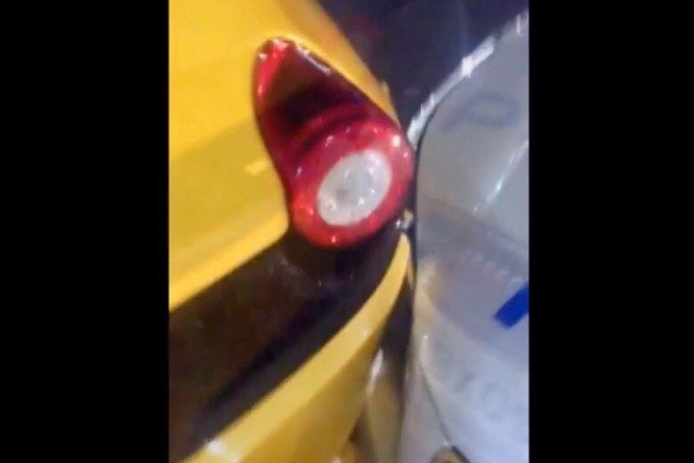 O tipo de impacto mostra que o BMW não teve tempo de frear o desviar da Ferrari