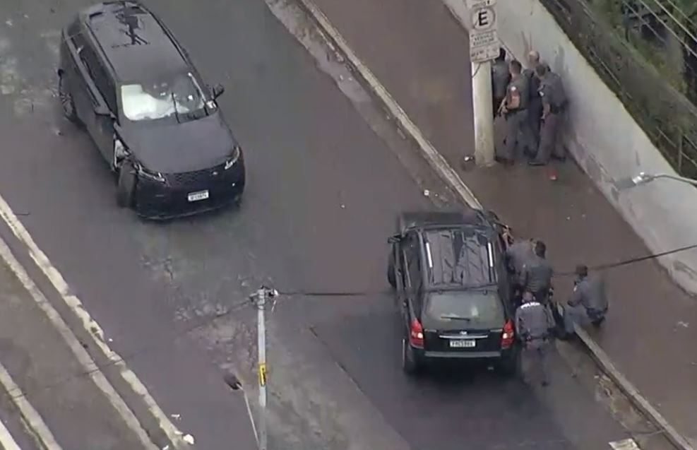 Três suspeitos abordaram um casal que estava à caminho do trabalho e o sequestraram. Testemunhas que perceberam o crime acionaram a polícia, passando as características do veículo, uma Land Rover, modelo Velar, blindada e avaliada em mais de meio milhão de reais. A polícia fez buscas pela região, encontrou o carro onde as vítimas estavam sendo ameaçadas e deu ordem de parada, que não foi obedecida. Dois criminosos conseguiram fugir. Houve uma perseguição e, quando chegaram na região da Brasilândia, próximo à uma escola, houve uma troca de tiros