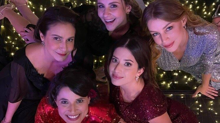 Na série, Heloísa terminou a festa chorando ao flagrar Júlio (Angelo Paes Leme) e Amanda (Malu Falangola). Diferente de sua personagem, Rhaisa Batista aproveitou para brincar ao lado das colegas de elenco. "Minha panelinha linda causando nos intervalos", escreveu ela na publicação