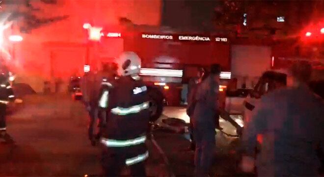 Equipes dos bombeiros trabalham no local